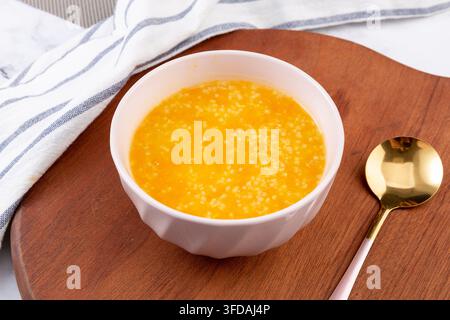 Porridge di miglio dorato e zucca guarnito con bacche di goji essiccate Foto Stock