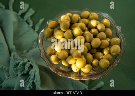 Olive verdi frutta lucida vista dall'alto ravvicinata, sfondo alimentare Foto Stock