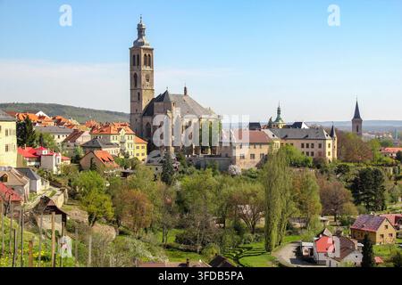 KUTNA HORA, REPUBBLICA CECA - 28 APRILE 2012: Questo è un paesaggio urbano con vista sulla Chiesa di San Giacomo da una collina. Foto Stock