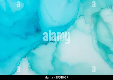 Pittura astratta a inchiostro alcolico turchese e menta con lavaggi morbidi e fluenti, bordi marmorizzati e aree bianco pallido che creano una trama acquerellata fluida Foto Stock