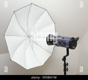 Testa di flash da studio Bowens Gemini Esprit da 500 watt con ombrello bianco attaccato. Flash da studio, fotografia, Foto Stock