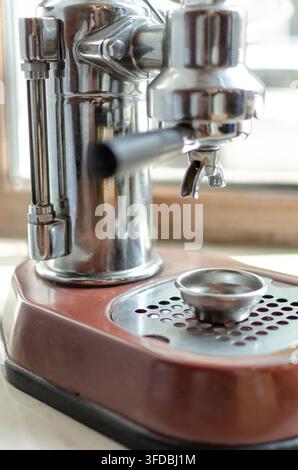 Prima vista di una macchina da caffè professionale in un bar Foto Stock
