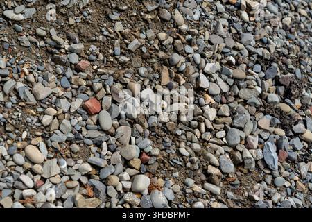 Una vista aerea dettagliata mostra una densa collezione di ciottoli e rocce lisci e angolari, che formano una copertura naturale del terreno Foto Stock