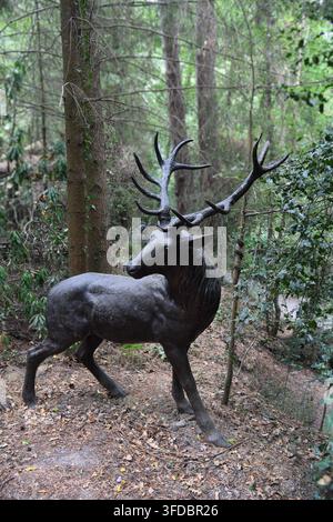 Scultura di cervo nel bosco Foto Stock