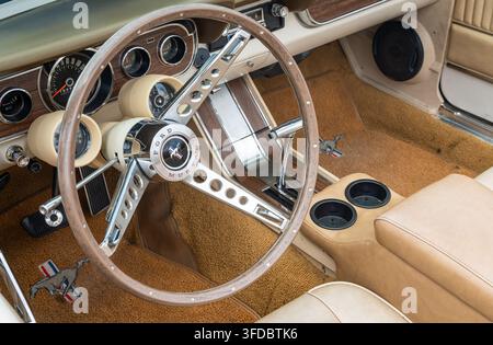 Lelystad, Paesi Bassi, 21 giugno 2026, Cruscotto e volante vintage Ford Mustang all'interno di un'auto classica americana muscle Foto Stock