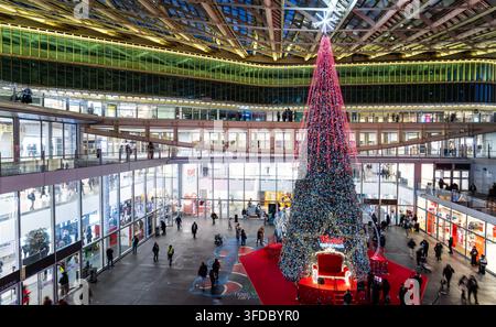 Parigi, Francia - 24 dicembre 2025: Grande albero di Natale decorato con luci brillanti all'interno del centro commerciale Forum des Halles. Foto Stock