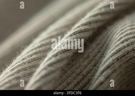 Vista ravvicinata di un morbido tessuto a coste grigio che crea una texture accogliente e uno sfondo Foto Stock