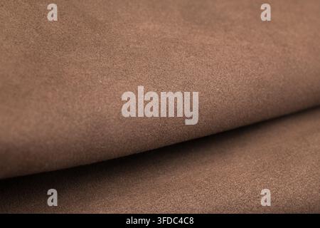 Tessuto di camoscio marrone che mostra una texture morbida simile al velluto e una piega del materiale Foto Stock