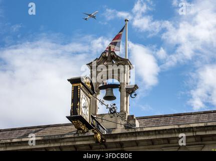 Orologio e campanile sul Chelsea Old Town Hall, un edificio classificato di grado II su King's Road, Chelsea, Londra. Foto Stock