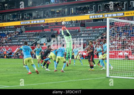 Harrison, Stati Uniti. 29 agosto 2026. Il portiere Andre Blake (18) del Philadelphia Union para durante la partita della stagione regolare della MLS tra i Red Bulls e il Philadelphia Union allo Sports Illustrated Stadium di Harrison, NJ il 29 agosto 2026. Philadelphia ha vinto 3 - 1. Credit: lev radin/Alamy Live News Foto Stock