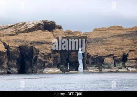 Arco roccioso sulle isole Madalena - Ileum Deitado - tra Pico e Faial, Azzorre, Portogallo Foto Stock