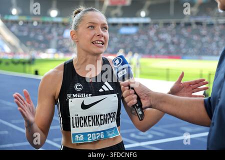 Berlino, Germania. 30 agosto 2026. Atletica leggera, incontro, Festival internazionale dello stadio di Berlino (ISTAF) allo stadio olimpico, 100 m, donne, Gina Lückenkemper (Germania) intervistata. Credit: Andreas Gora/dpa/Alamy Live News Foto Stock