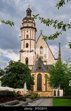 Vista esterna della storica chiesa di San Tommaso a Lipsia, Sassonia, Germania, famosa per la sua associazione con il compositore Johann Sebastian Bach. Il gotico Foto Stock