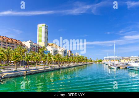 Porto di Alicante Puerto de Alicante, passeggiata del lungomare Explanada de España nel centro storico della città vecchia di Alicante, baia di Alicante nel Mediterraneo Foto Stock