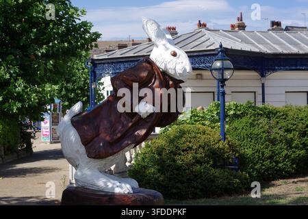 La scultura in legno del Coniglio Bianco a Llandudno è una caratteristica prominente del popolare Sentiero della città di Alice nel paese delle meraviglie di Llandudno Foto Stock