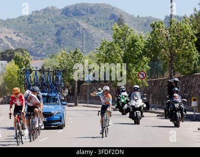 Pego, Spagna. 30 agosto 2026. I ciclisti competono in gruppo durante la tappa 9 della La Vuelta 2026. Foto Stock