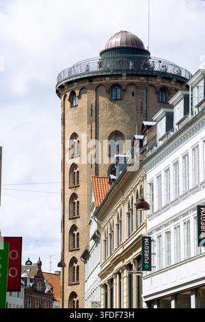 La storica Torre Rotonda si erge sopra edifici tradizionali e strade strette nel centro di Copenaghen, Danimarca, mostrando un'architettura danese distintiva Foto Stock