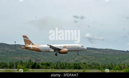 Super Air Jet Airbus A320 in atterraggio all'aeroporto Sultan Iskandarmuda Foto Stock