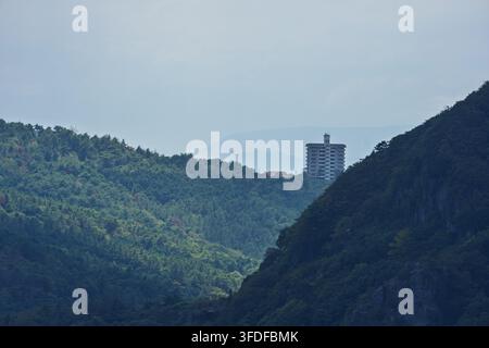 Edificio abbandonato solitario su una montagna boscosa Foto Stock
