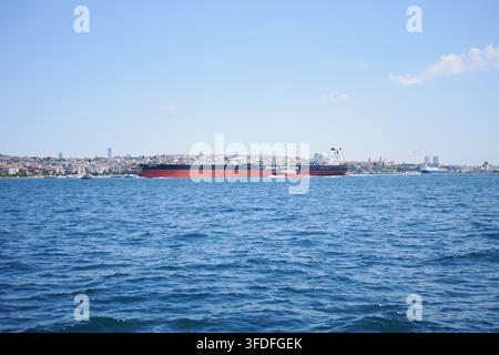 Turchia Istanbul 27 giugno 2026. Grande nave da carico che naviga nelle acque di Istanbul Foto Stock