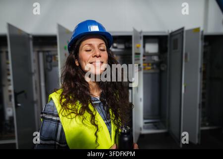 Donna operaio che woring in fabbrica industriale, macchina di programmazione. Foto Stock