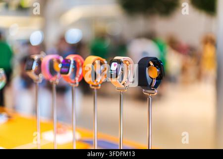 Cinturini colorati per Smartwatch in esposizione su supporti Foto Stock