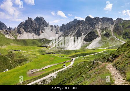 Axamer Lizum, Tirolo – Vista delle Alpi austriache in estate. Paesaggio montano verde e roccioso del Tirolo Foto Stock