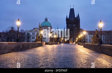 Il Ponte Carlo a Praga Repubblica Ceca di notte Foto Stock
