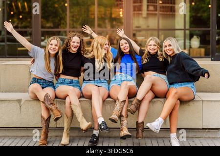 Gioovani amiche felici che ridono insieme all'aperto Foto Stock