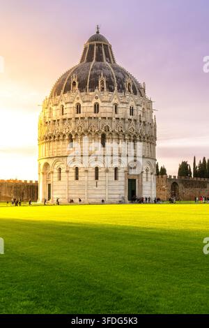 Battistero di Pisa in Italia che brilla al tramonto Foto Stock