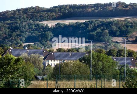 Dejurnes Francia 18 agosto 2026. Campo di pannelli solari installato sul tetto in tegole di un edificio residenziale nel villaggio di Dejurnes vicino a La Rochepot Borgogna. Gree Foto Stock