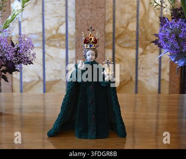 Praga, Repubblica Ceca. 31 agosto 2026. La benedizione di una replica del Bambino Gesù di Praga, che Praga e Prague City Tourism stanno inviando alla diocesi della contea di Kerry come parte della presidenza irlandese dell'UE, a Praga, Repubblica Ceca, il 31 agosto 2026. Credit: Michal Krumphanzl/CTK Photo/Alamy Live News Foto Stock