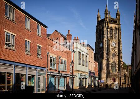 Chiesa di Santa Maria classificata di grado I. Il Museo Stockport Story Market Place e la storica Casa delle Scale del XV secolo formano la vecchia città Foto Stock