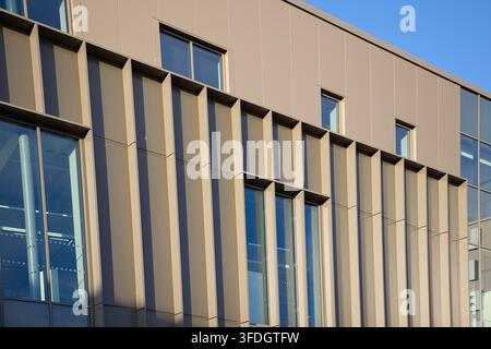 Facciata architettonica moderna dell'edificio pubblico The Hub a Radcliffe, Lancs, UK, con persiane verticali, rivestimento metallico e grandi finestre. Foto Stock