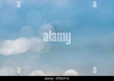 Sfondo astratto blu morbido con riflessi di luce delicati Foto Stock