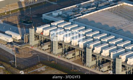 Vista aerea della struttura del centro dati Google con file di unità di raffreddamento bianche e infrastrutture industriali su un sito asfaltato a Eemshaven, Groni Foto Stock