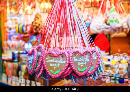 Norimberga, Germania. Vista del mercato natalizio. Cuori di pan di zenzero al mercato natalizio tedesco. Lebkuchen – pan di zenzero tradizionale. Foto Stock