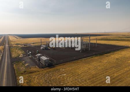 Vista aerea della fattoria solare di Arlington con infrastruttura elettrica e attrezzature situate in un paesaggio rurale vicino a una strada ad Arlington, Oreg Foto Stock