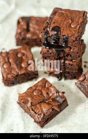 Composizione verticale di brownies al cioccolato fatti in casa impilati con poca profondità di campo. Foto Stock