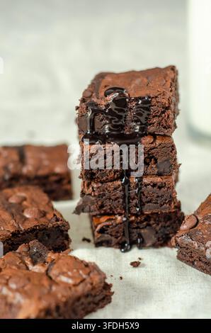 Composizione verticale di brownies al cioccolato fatti in casa impilati con poca profondità di campo. Foto Stock