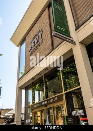 Facciata dell'ingresso principale del National Army Museum su Royal Hospital Road, Chelsea, Londra, Inghilterra, Regno Unito. Foto Stock