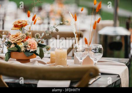 Diversi piccoli bouquet di fiori per decorare la tavola a Boho stile Foto Stock