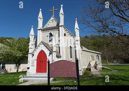 La chiesa episcopale di San Paolo, una chiesa neogotica in legno bianco fondata nel 1866, si erge con la sua porta ad arco rossa caratteristica e le guglie appuntite Foto Stock