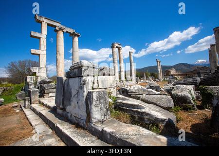 Vista panoramica dell'antico tempio di Afrodite con colonne in piedi ad Afrodisia Foto Stock