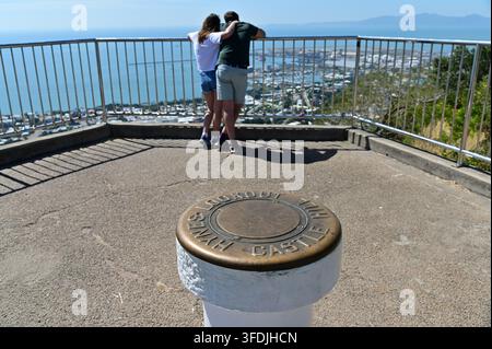TOWNSVILLE, QLD - 10 MAGGIO 2023: Coppia di turisti osserva la vista aerea di Townsville da Castle Hill Queensland Australia, l’insediamento più grande del Nord Foto Stock