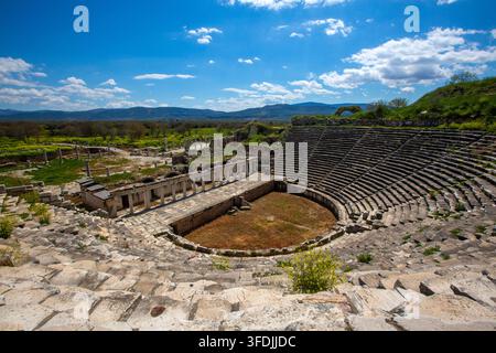 Vista panoramica ad angolo alto del teatro antico di Aphrodisias, Turchia Foto Stock