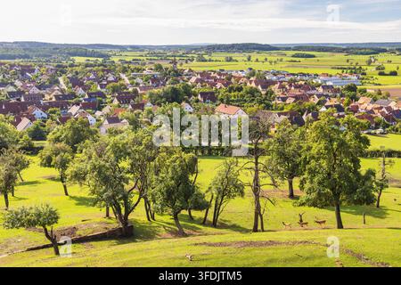 Colmberg, piccola città storica nella regione della Bavaria in Germania, Europa. Vista panoramica di un villaggio vivace incastonato tra campi rigogliosi e Foto Stock