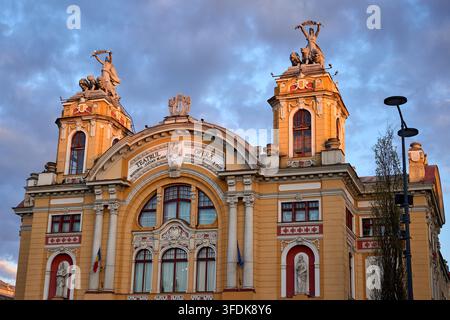 Cluj-Napoca, Romania. 18 apr., 2026: Teatro nazionale di Cluj-Napoca, costruito tra il 1904-1906 secondo i progetti degli architetti austriaci Ferdinan Foto Stock