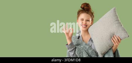 Confort e qualità del sonno, donna felice in pigiama che mostra un gesto ok con cuscino e coperta per uno stile di vita domestico accogliente e relax Foto Stock