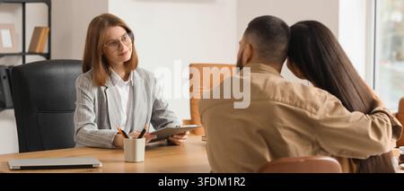 Pianificazione finanziaria e consulenza relazionale, consulente professionale che consulta una coppia in un ufficio moderno durante una sessione di consulenza privata Foto Stock